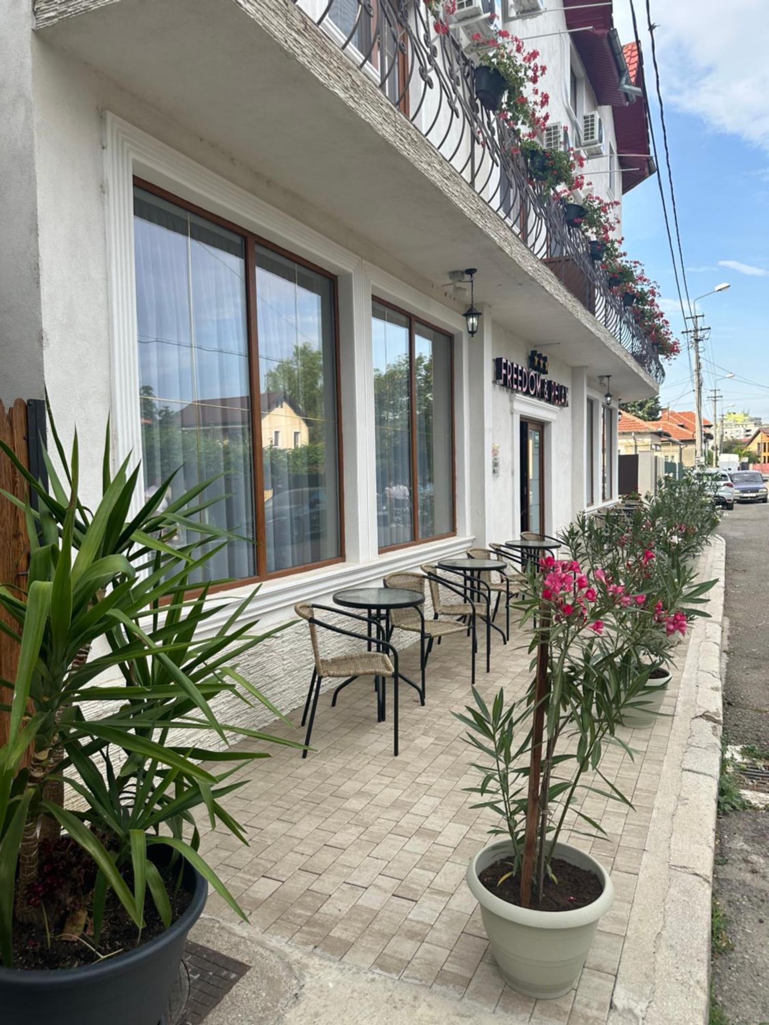 Hotel Freedom&Relax Buzău Exterior foto